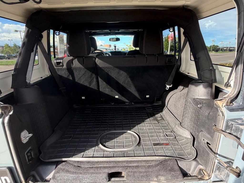 Used 2015 Jeep Wrangler Unlimited Rubicon w/ Connectivity Group AWD/4WD image 30