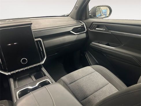 Used 2025 GMC Acadia Elevation image 11