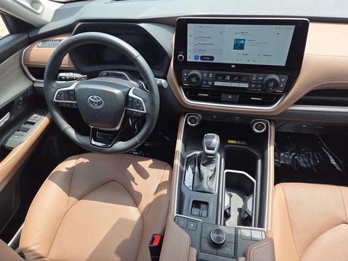 Used 2025 Toyota Grand Highlander AWD image 39