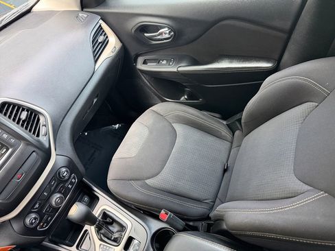 Used 2017 Jeep Cherokee Latitude FWD image 38