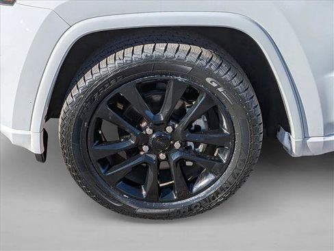 Used 2018 Jeep Grand Cherokee Altitude image 23
