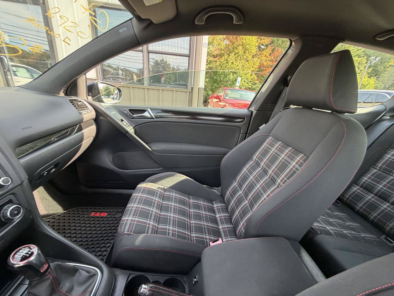 Used 2011 Volkswagen Golf 2-Door FWD image 16