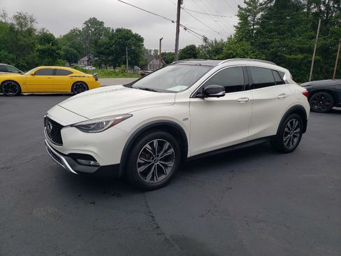 Used 2018 INFINITI QX30 Premium w/ Technology Package AWD/4WD image 3