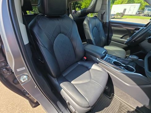Used 2025 Toyota Highlander Platinum AWD/4WD image 27