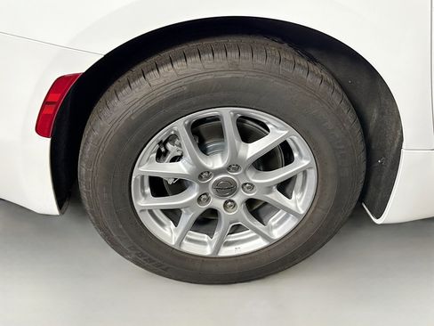 Used 2023 Chrysler Voyager LX image 31