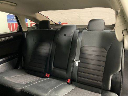 Used 2019 Ford Fusion SE FWD image 16