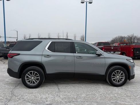 Used 2023 Chevrolet Traverse LT image 3