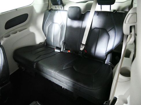 Used 2021 Chrysler Pacifica Touring-L FWD image 33