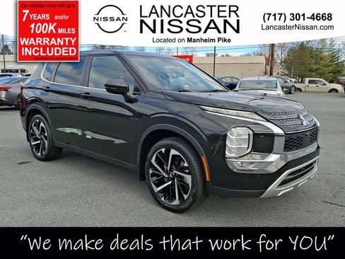 Used 2022 Mitsubishi Outlander SE image 1