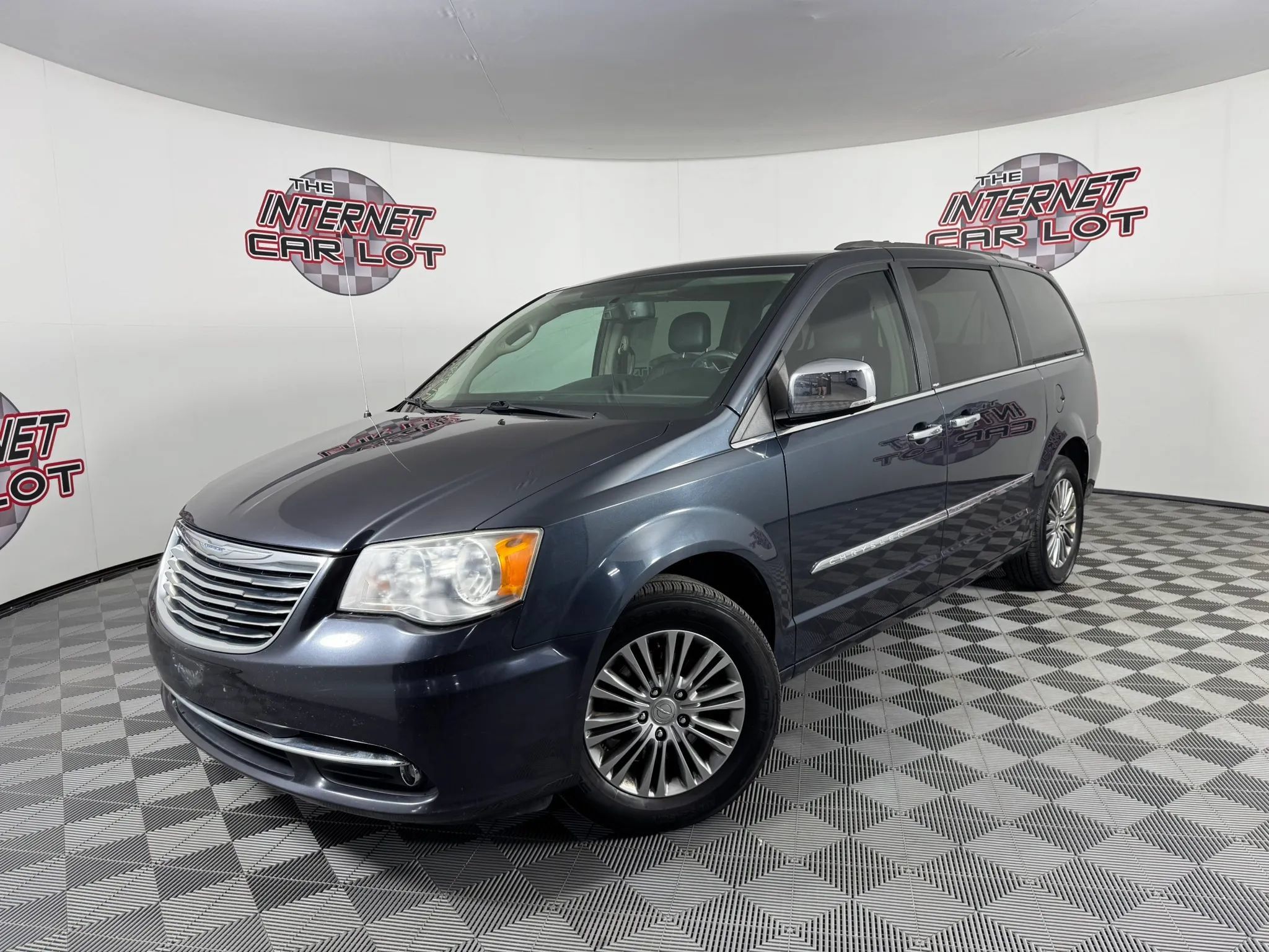 Used 2014 Chrysler Town & Country Touring-L w/ Driver Convenience Group FWD image 1