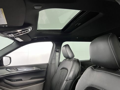 Used 2023 Jeep Grand Cherokee L Laredo image 25