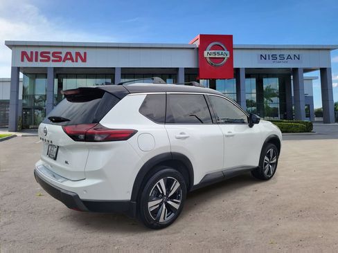 Used 2025 Nissan Rogue SL w/ SL Premium Package FWD image 2