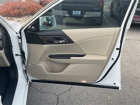 Used 2017 Honda Accord EX-L image 11