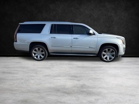 Used 2018 Cadillac Escalade ESV Luxury RWD image 4