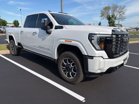 Used 2025 GMC Sierra 3500 Denali Ultimate AWD/4WD image 3