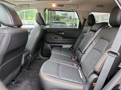 Used 2024 Nissan Pathfinder Platinum w/ Lighting Package (N93) AWD/4WD image 10