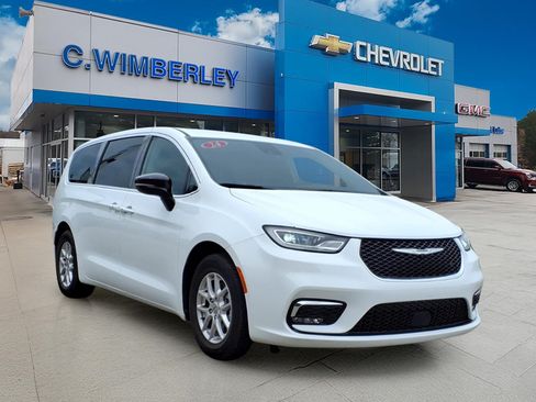 Used 2024 Chrysler Pacifica Touring-L FWD image 1
