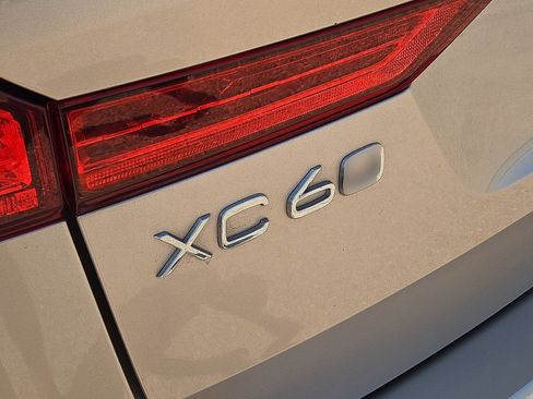 Used 2024 Volvo XC60 B5 Core AWD/4WD image 12
