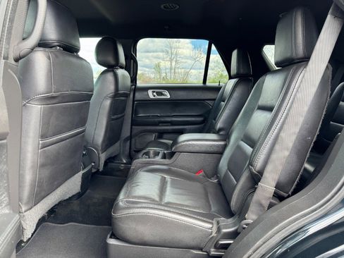 Used 2014 Ford Explorer XLT w/ Equipment Group 202A AWD/4WD image 16