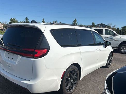 Used 2024 Chrysler Pacifica Touring-L w/ S Appearance Package FWD image 6