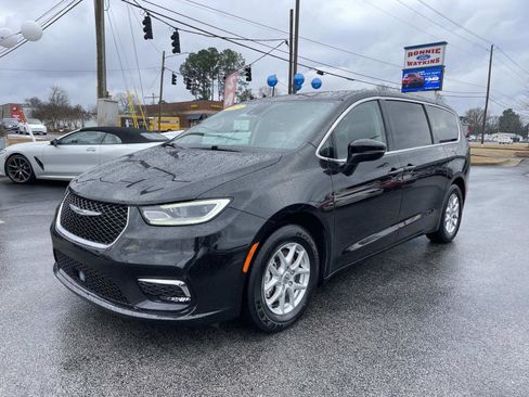 Used 2023 Chrysler Pacifica Touring-L image 9