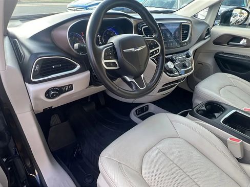 Used 2019 Chrysler Pacifica Touring-L Plus image 25