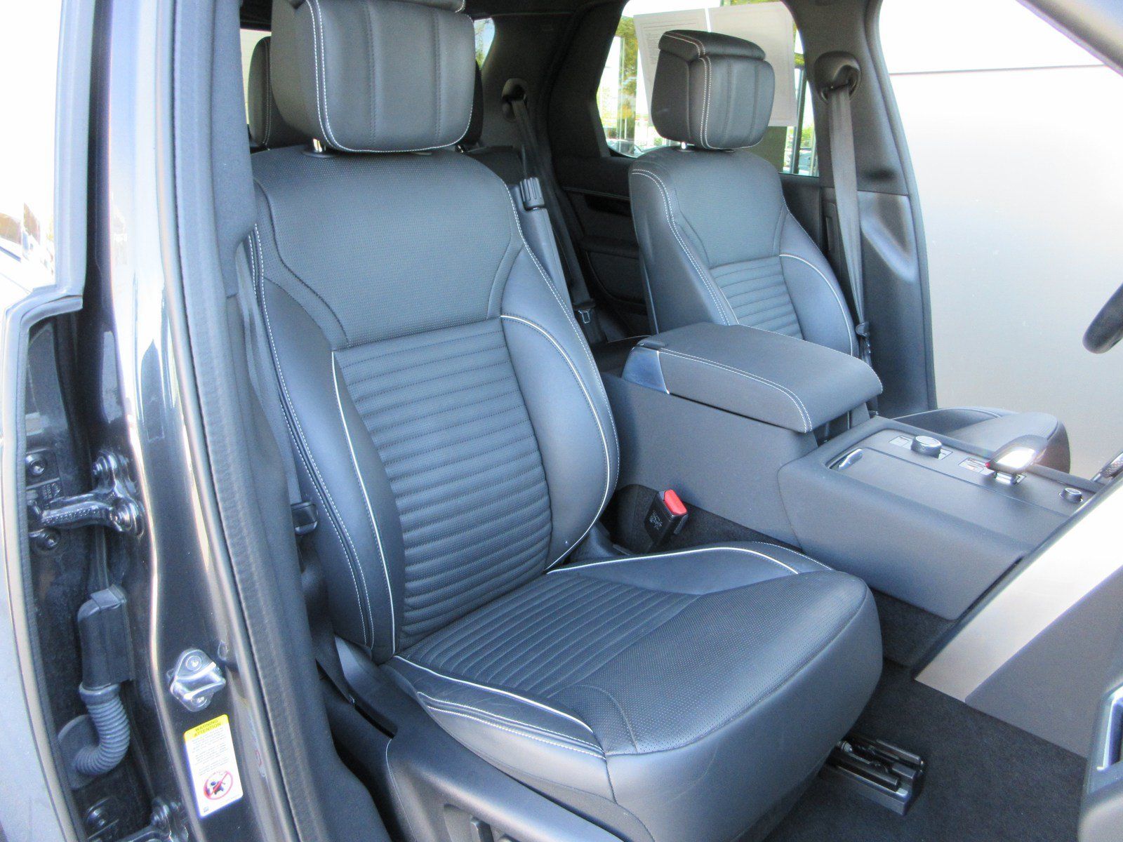Used 2023 Land Rover Discovery Metropolitan Edition AWD/4WD image 27