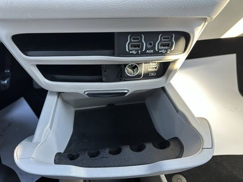 Used 2022 Chrysler Pacifica Touring-L image 39