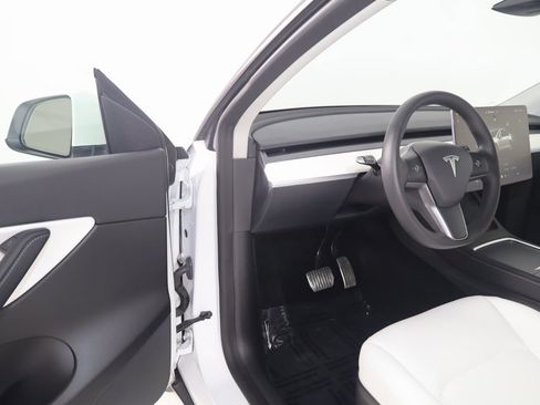 Used 2022 Tesla Model Y Long Range image 47