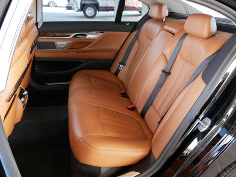 Used 2020 BMW 740i w/ Premium Package image 22