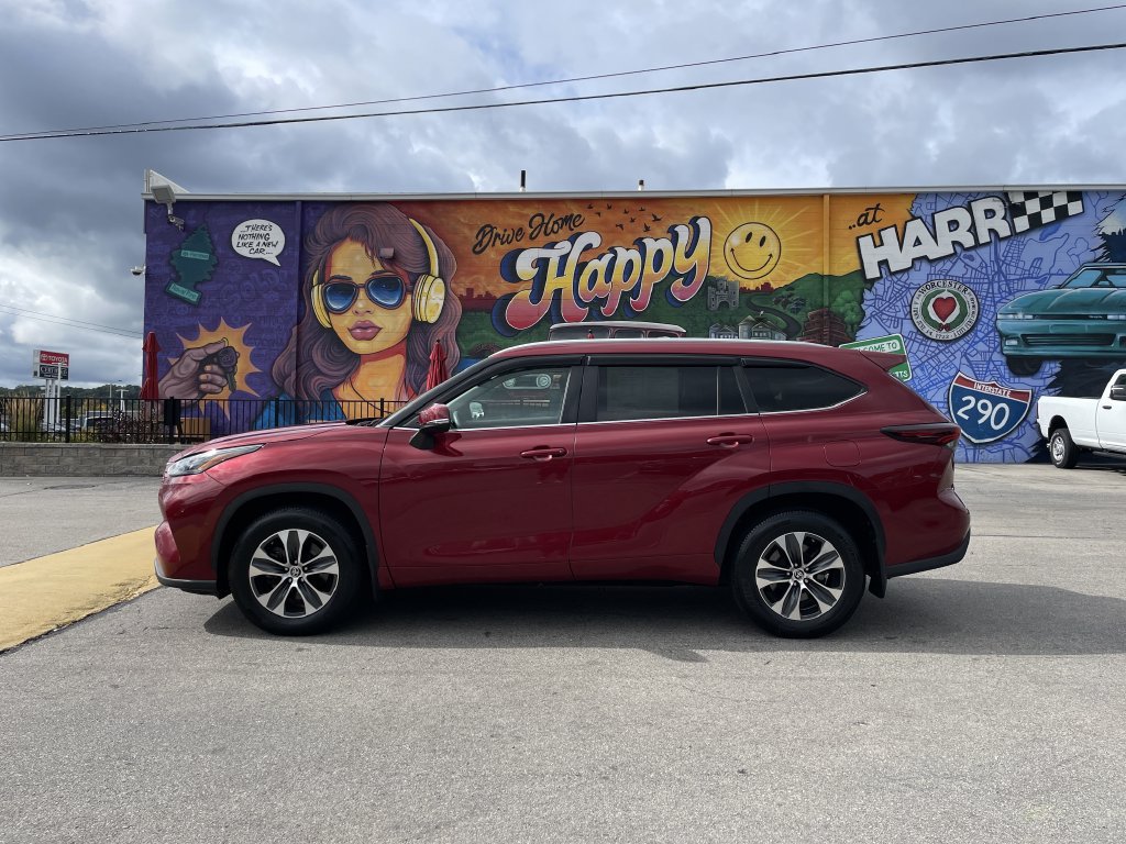 Used 2024 Toyota Highlander XLE AWD/4WD image 2