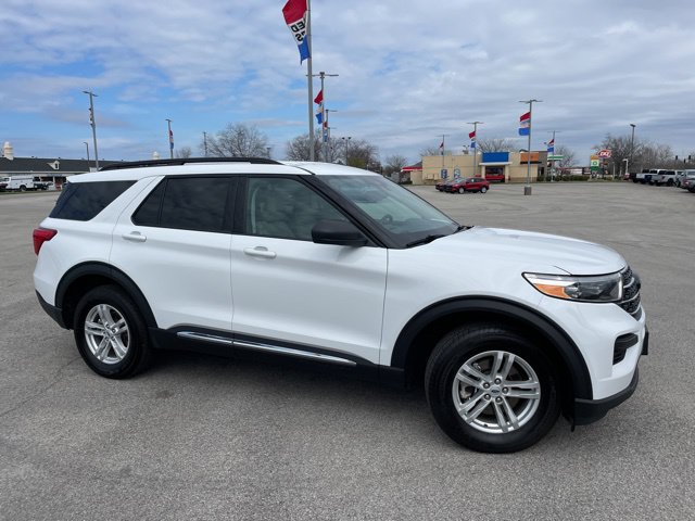 Used 2023 Ford Explorer XLT AWD/4WD image 2
