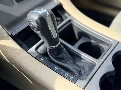 Used 2018 Ford Taurus SE FWD image 14