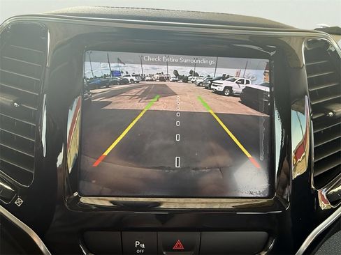 Used 2019 Jeep Cherokee Limited image 4