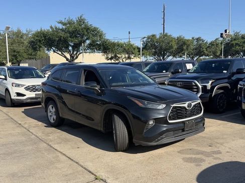 Used 2025 Toyota Highlander LE FWD image 3