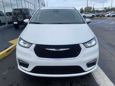 Used 2023 Chrysler Pacifica Touring-L image 3