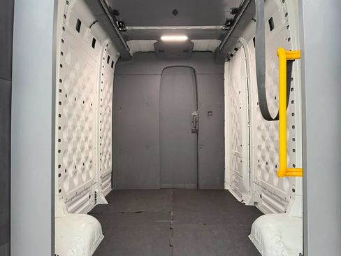 Used 2024 Rivian Delivery 500 FWD image 18