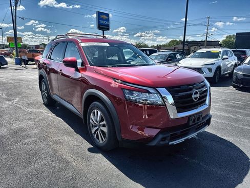 Used 2024 Nissan Pathfinder SL AWD/4WD image 2
