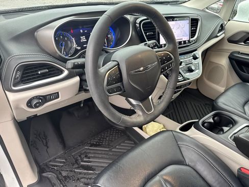 Used 2022 Chrysler Pacifica Touring-L image 21
