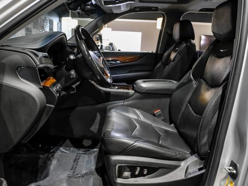 Used 2019 Cadillac Escalade ESV Luxury AWD/4WD image 4