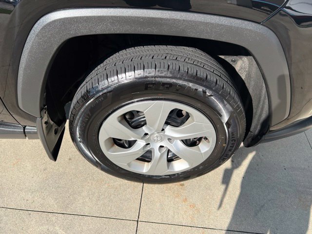 Used 2021 Toyota RAV4 LE AWD/4WD image 9