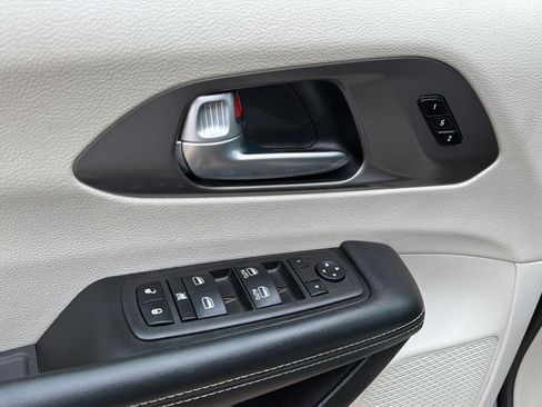 Used 2023 Chrysler Pacifica Touring-L FWD image 22
