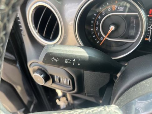 Used 2019 Jeep Wrangler Unlimited Sahara image 23