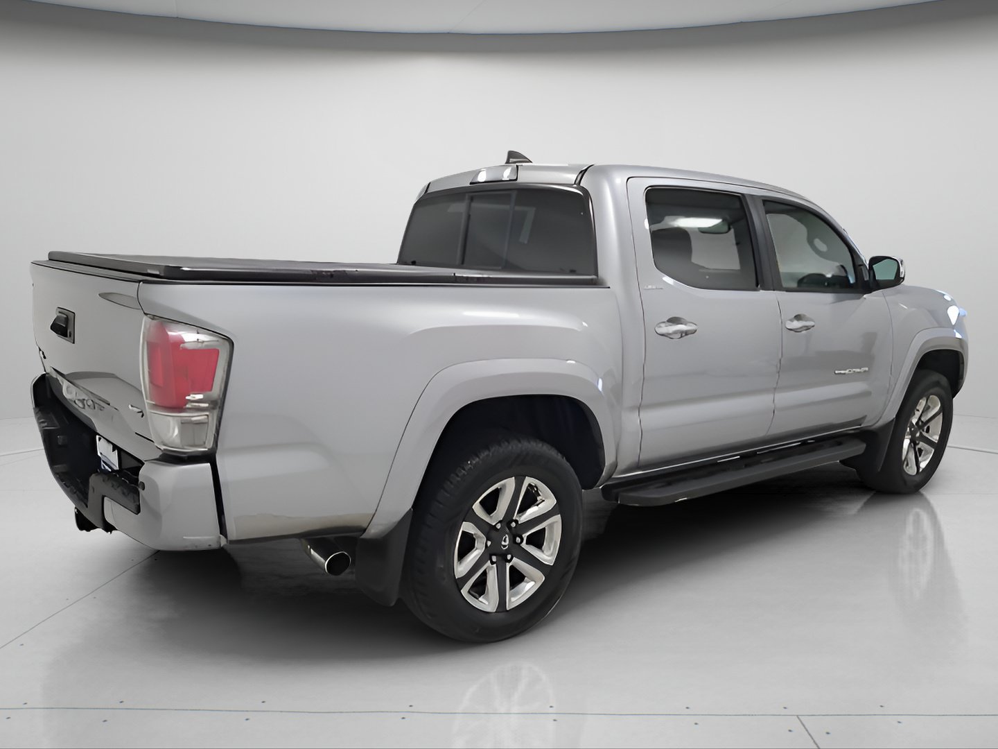 Used 2016 Toyota Tacoma Limited w/ Towing Package AWD/4WD image 6