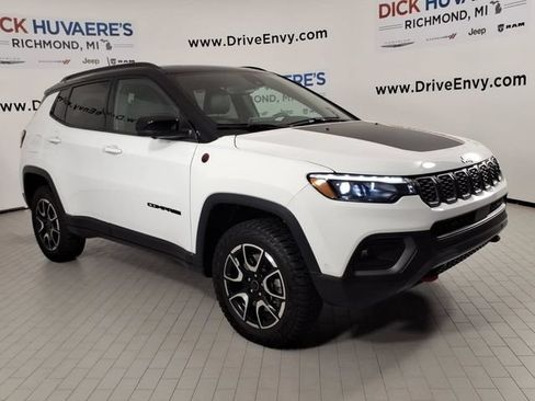 Used 2025 Jeep Compass Trailhawk w/ Trailhawk Elite Group AWD/4WD image 3