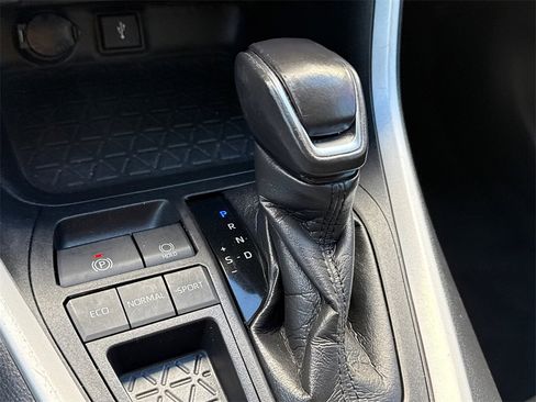 Used 2021 Toyota RAV4 XLE Premium image 30