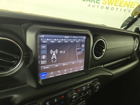 Used 2020 Jeep Wrangler Unlimited Sahara AWD/4WD image 19