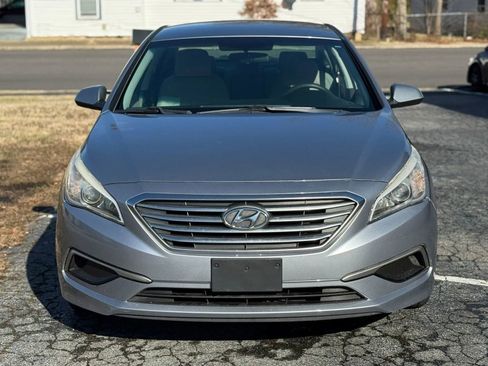 Used 2017 Hyundai Sonata SE FWD image 2