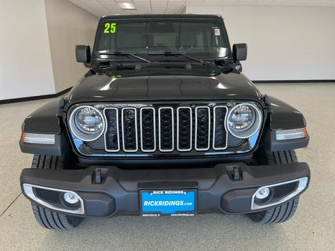 Used 2025 Jeep Wrangler Sahara image 5