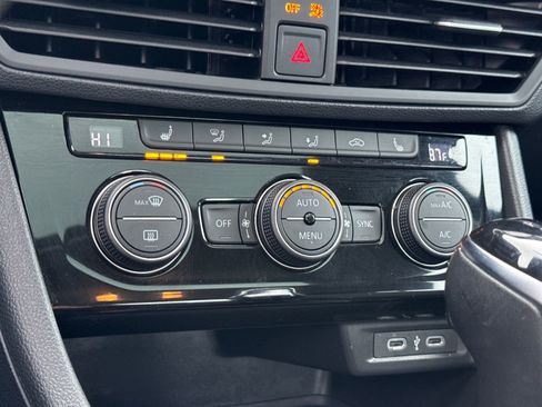 Certified 2024 Volkswagen Jetta SE w/ Panoramic Sunroof Package image 32